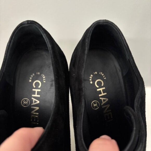 Chanel shoes: suede outer, black leather toe. - Picture 4 of 8